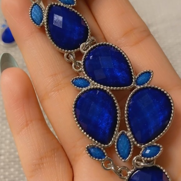 Stylish Shimmer Blue Necklace and Earring Set! (Bundle Set) - Picture 5 of 9